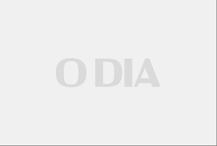 Vídeo: bandidos se exibem com fuzis dentro de carro em ruas do Rio